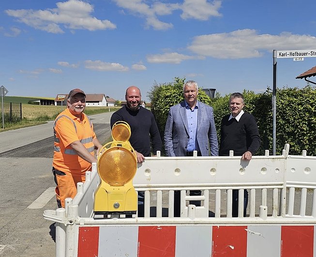 Zufrieden mit dem Verlauf der Arbeiten waren (von links) der Bauhofleiter Gemeinde Egglham Georg Hinterheller, Stephan Geiwagner (Werkleiter beim Zweckverband Wasserversorgung Rottal, WTR), Verbandsvorsitzender und Bürgermeister Hermann Etzel sowie der Geschäftsführer Wasser-Technik Rottal GmbH (WTR), Hubert Vitzthum. − Foto: PNP Wasser_für_Tiefbach_und_Fraundorf